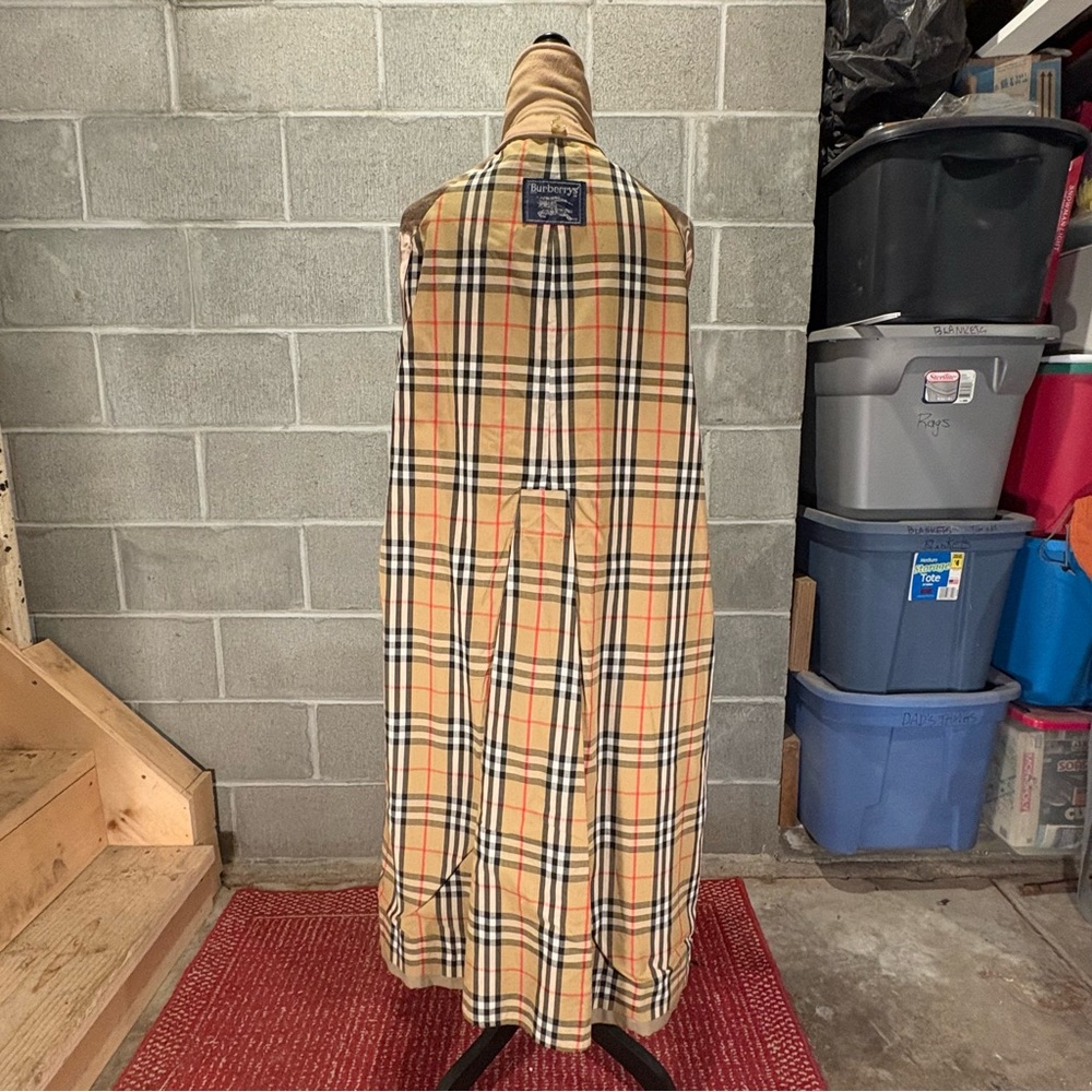 Burberry trench coat. - Picture 7 of 14